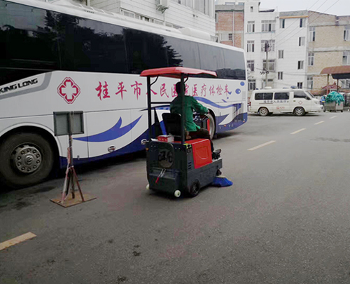 小型掃地車投放桂平醫院清掃保潔